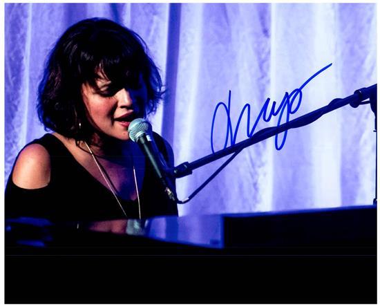 NORAH JONES signed autographed photo COA Hologram Beckett Autographs