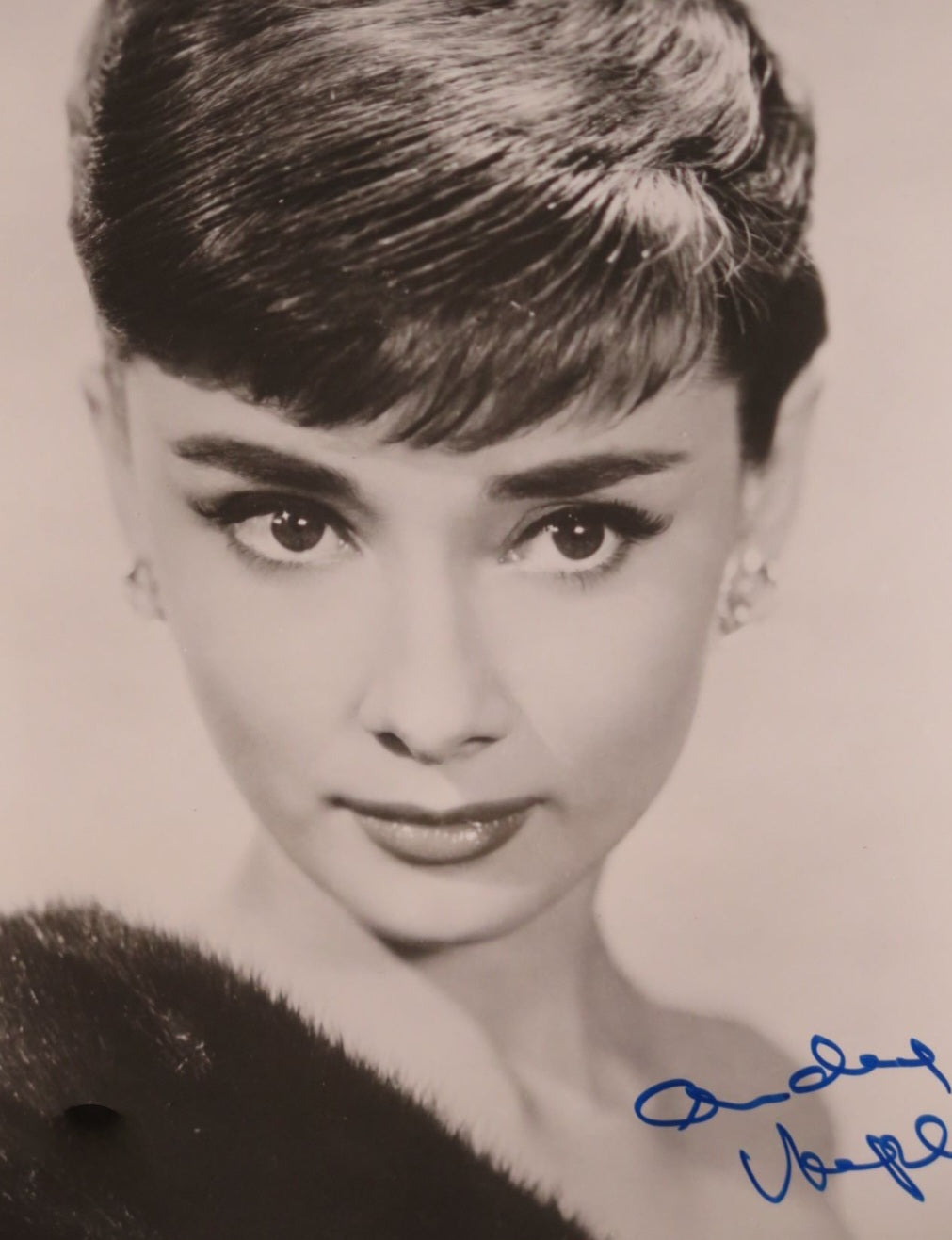 Audrey Hepburn signed autographed photo visual face