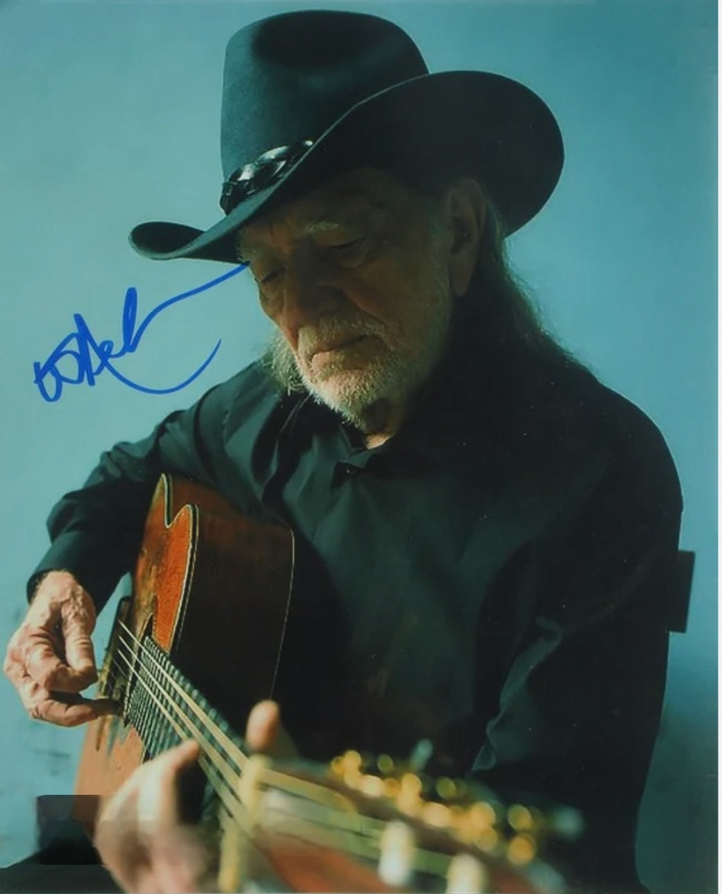 Willie Nelson signed autographed photo dressing black playing guitar