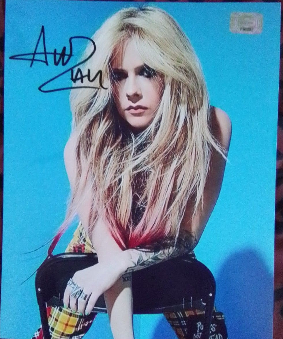 AVRIL LAVIGNE signed autographed photo COA Hologram Beckett Autographs